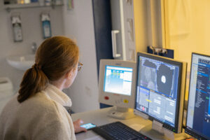 Neuroradiologin und stellvertretende Institutsleiterin Prof. Dr. Wiesinger bei der Arbeit.